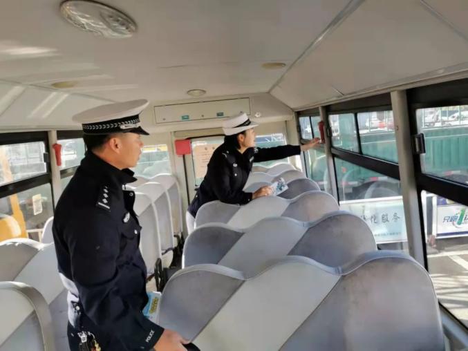 【奮斗百年路 啟航新征程】撫松交警入冬前為校車“體檢”確保學(xué)生交通安全