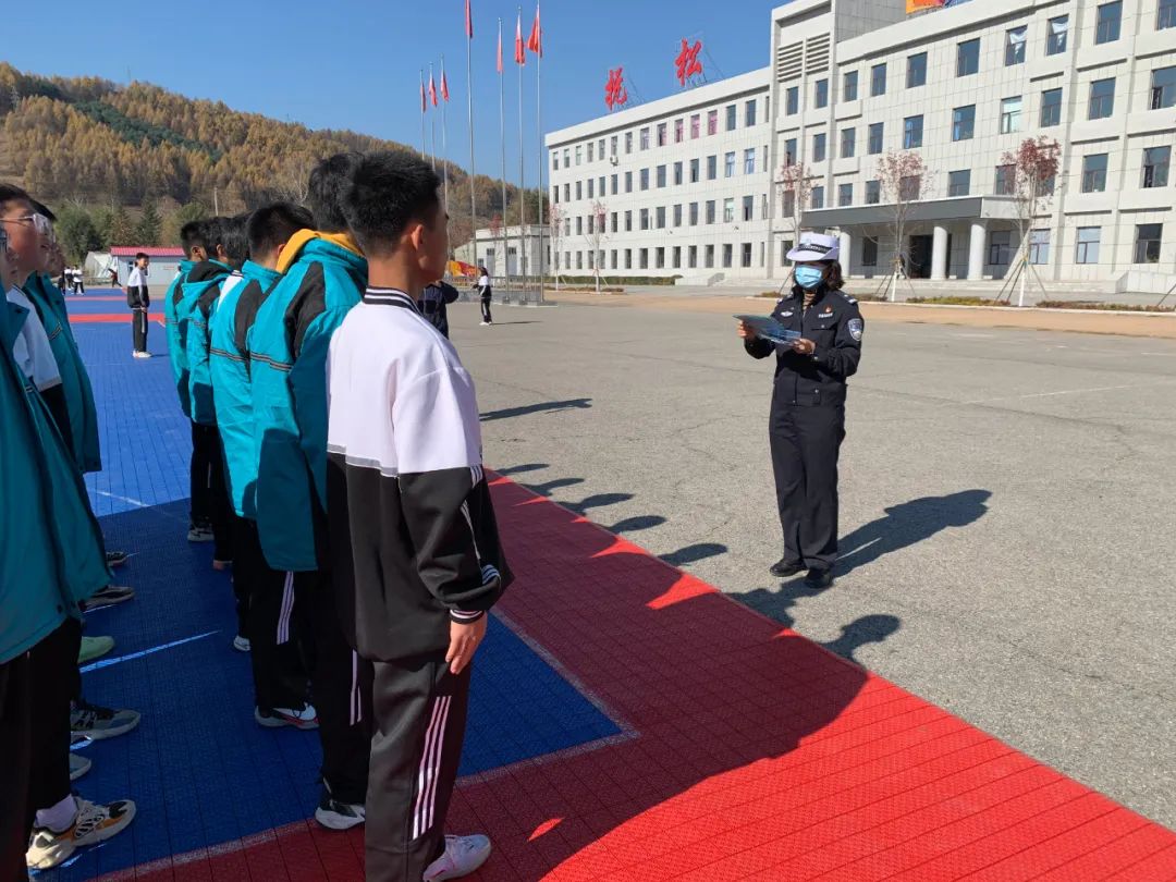 【奮斗百年路 啟航新征程】撫松交警入冬前為校車“體檢”確保學(xué)生交通安全