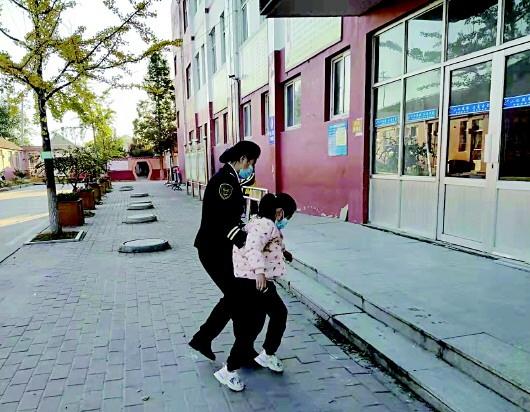 暖心!校車照管員鋪就患病兒童求學(xué)路 暖心!校車照管員鋪就患病兒童求學(xué)路