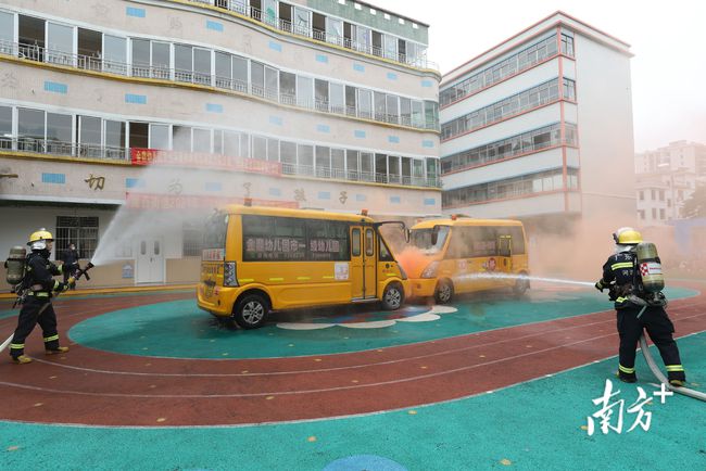 校車“火勢”十幾分鐘被撲滅!源城消防大隊開展救援演練 校車“火勢”十幾分鐘被撲滅!源城消防大隊開展救援演練