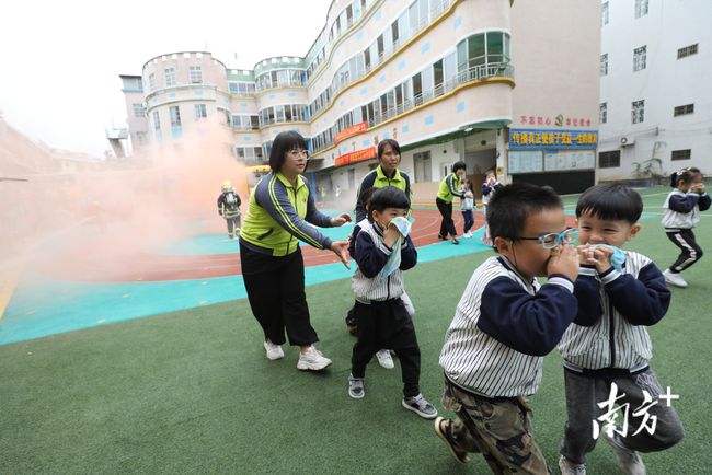 校車“火勢”十幾分鐘被撲滅!源城消防大隊開展救援演練 校車“火勢”十幾分鐘被撲滅!源城消防大隊開展救援演練