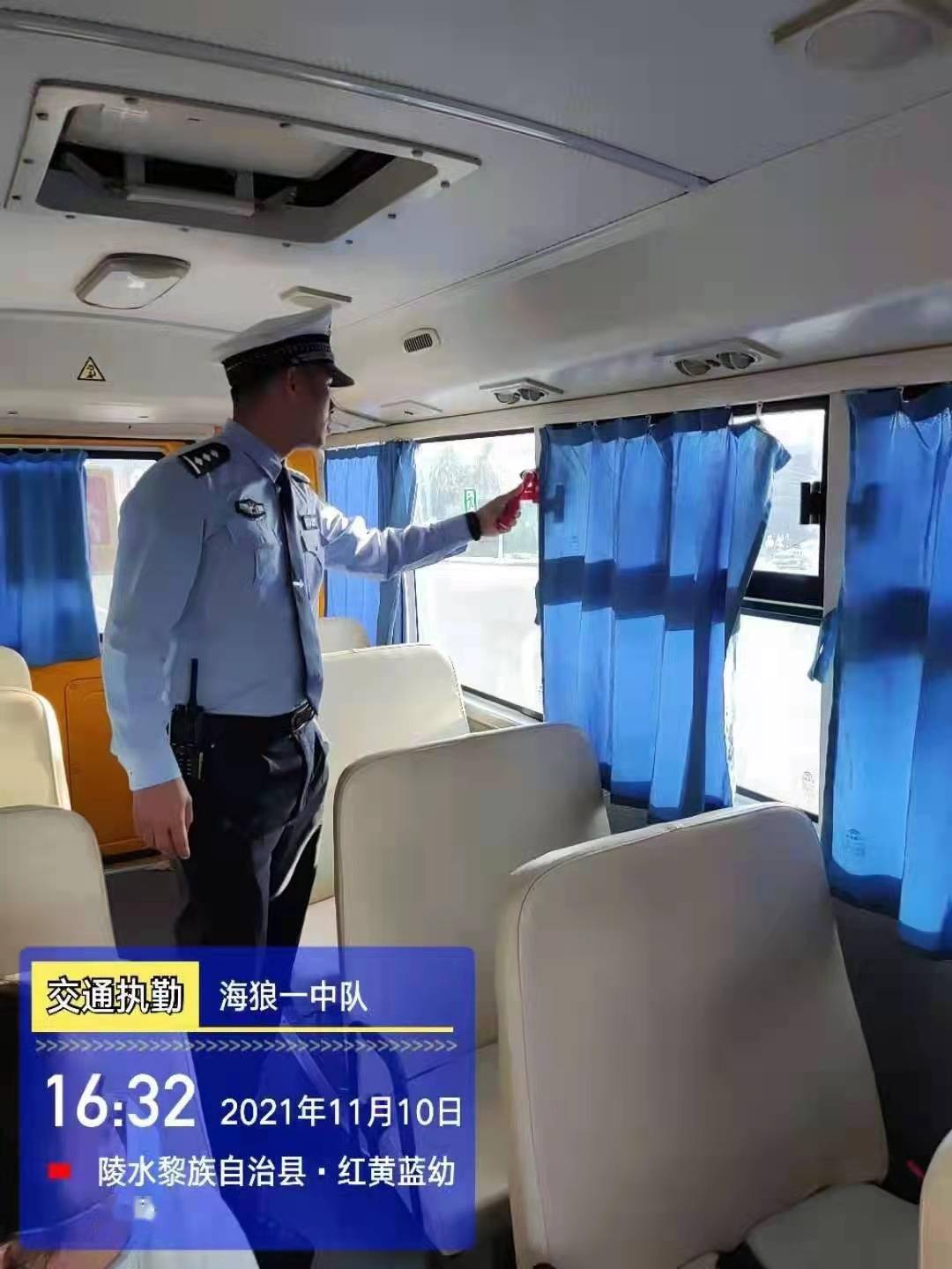 陵水公安交警嚴查校車違法行為 護航學生平安 陵水公安交警嚴查校車違法行為 護航學生平安