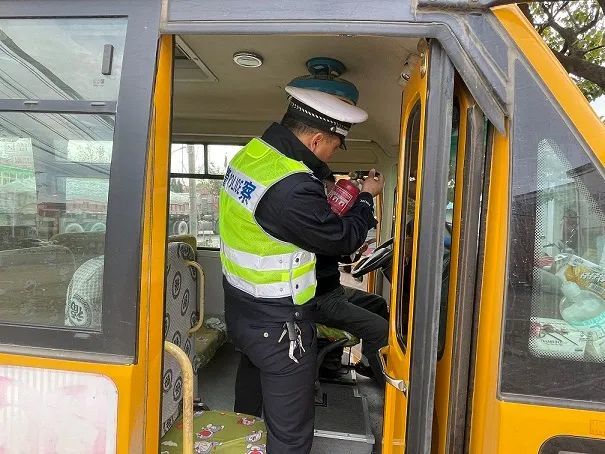 六安公安交警走進(jìn)木廠中心校 開(kāi)展校車(chē)駕駛員安全培訓(xùn)