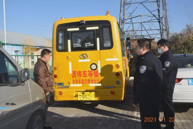 滄州一縣交警嚴查校車 保障學生安全 滄州一縣交警嚴查校車 保障學生安全