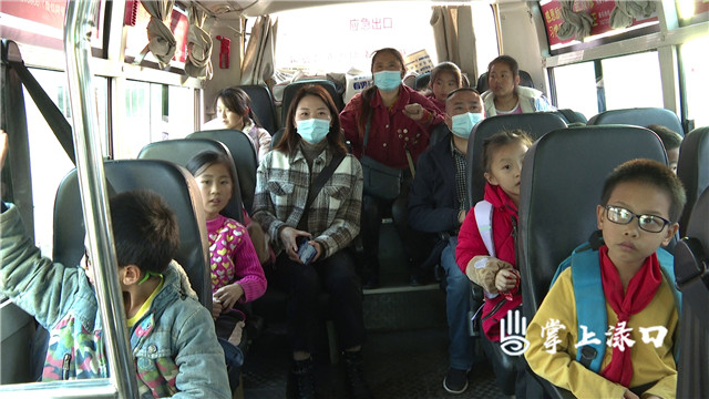 區(qū)領(lǐng)導(dǎo)督查鄉(xiāng)鎮(zhèn)學(xué)校安全管理工作