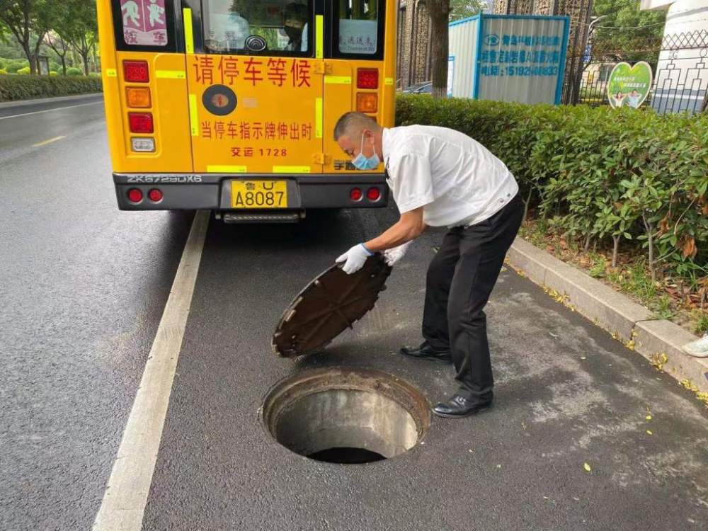 開“大鼻子”校車7年,他安全接送孩子20萬人次 開“大鼻子”校車7年,他安全接送孩子20萬人次