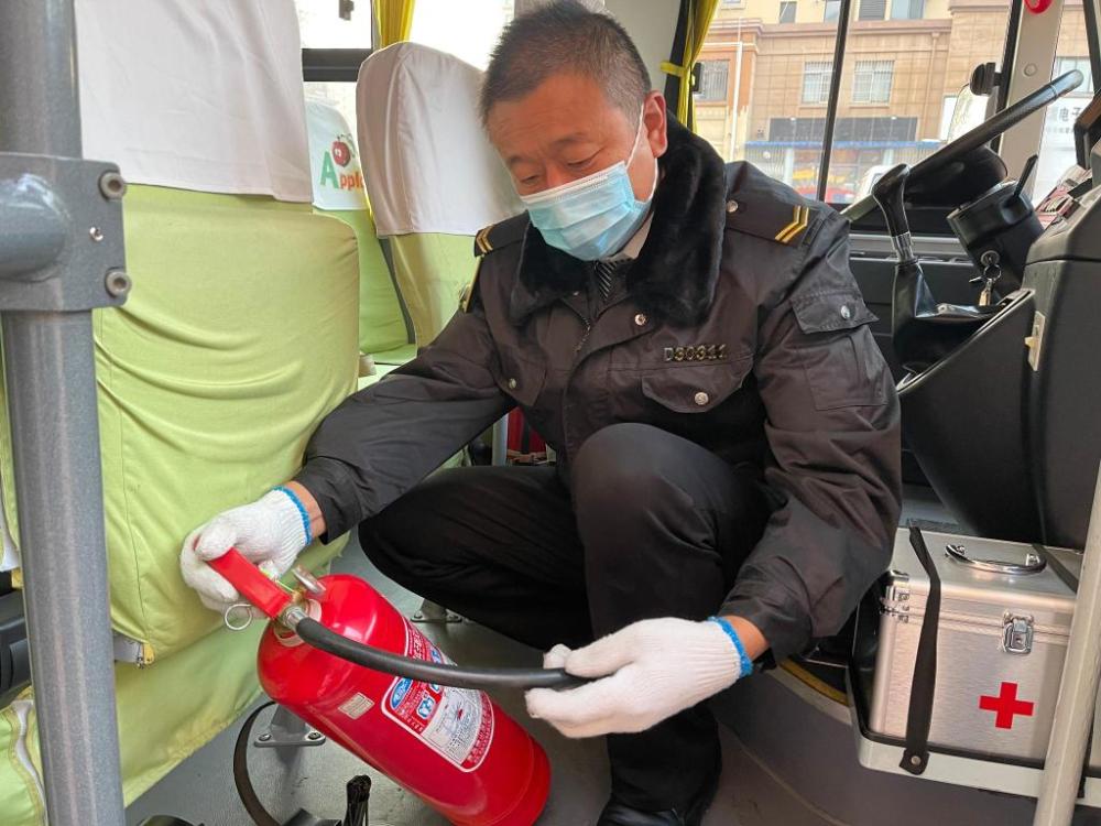 開“大鼻子”校車7年,他安全接送孩子20萬人次 開“大鼻子”校車7年,他安全接送孩子20萬人次