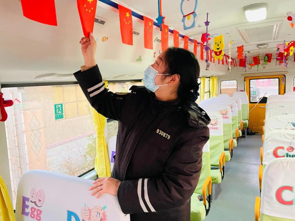 從校車“姐姐”到“阿姨” 她把青春年華獻給了乘車學生 從校車“姐姐”到“阿姨” 她把青春年華獻給了乘車學生