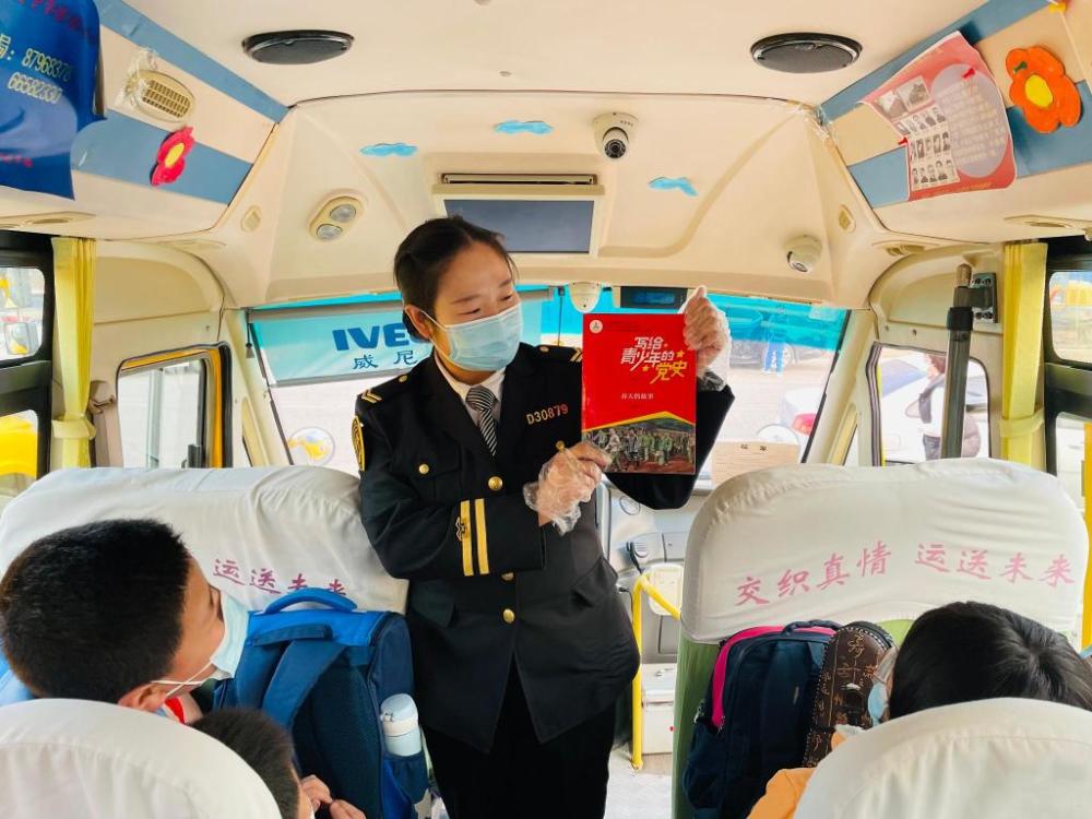 從校車“姐姐”到“阿姨” 她把青春年華獻給了乘車學生 從校車“姐姐”到“阿姨” 她把青春年華獻給了乘車學生