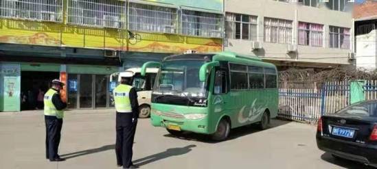 新野公安：交警大隊(duì)開(kāi)展冬季校車專項(xiàng)整治活動(dòng)