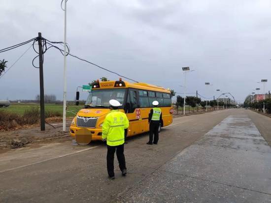 新野公安：交警大隊(duì)開(kāi)展冬季校車專項(xiàng)整治活動(dòng)