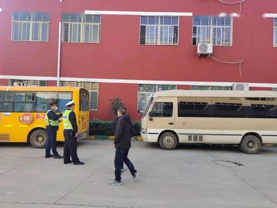 新野公安：交警大隊(duì)開(kāi)展冬季校車專項(xiàng)整治活動(dòng)