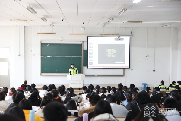 檢查校車安全，提高學生安全意識……南京交警走進大學校園