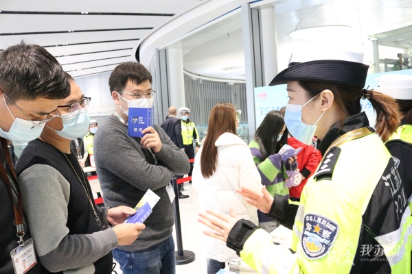 檢查校車安全，提高學生安全意識……南京交警走進大學校園