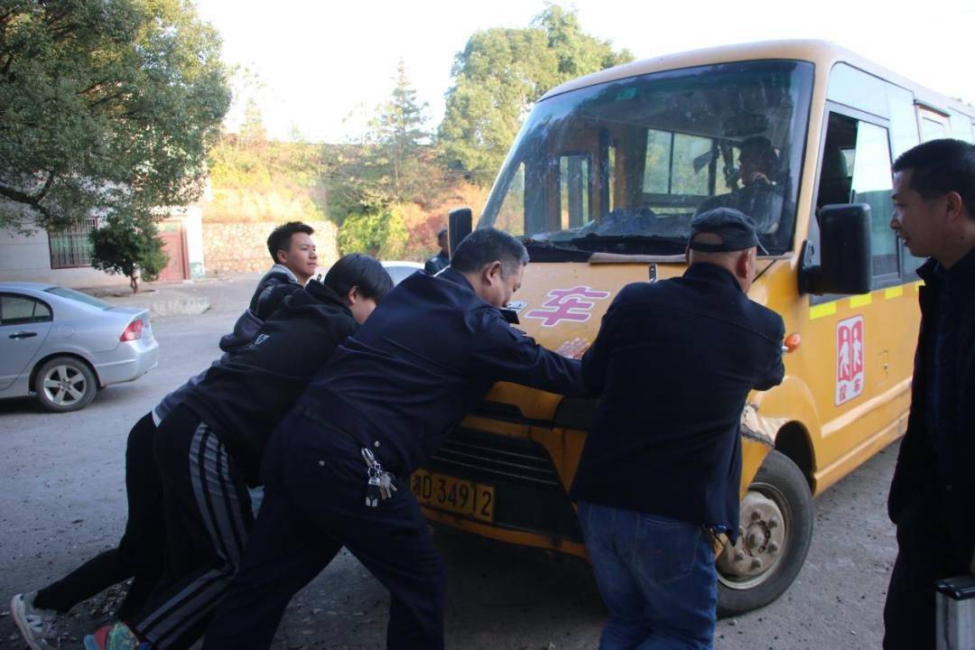 衡東交警查處報廢校車 及時剔除安全隱患
