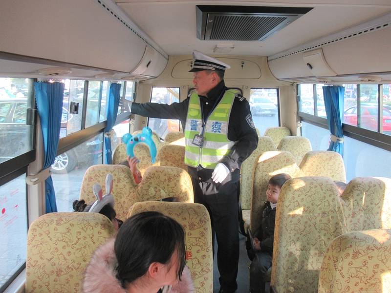 常德公安交警直屬二大隊:嚴查校車安全 筑牢平安上學路 常德公安交警直屬二大隊:嚴查校車安全 筑牢平安上學路