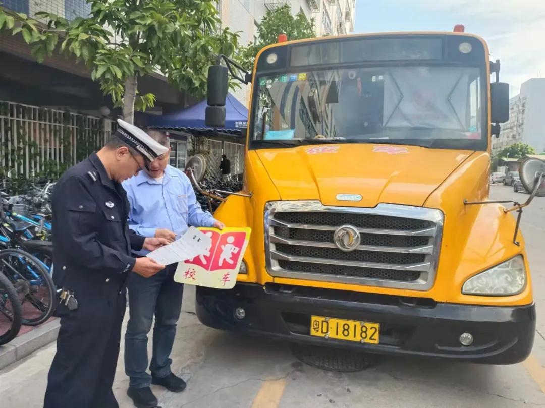 嚴(yán)把校車(chē)安全關(guān)!金平交警開(kāi)展校車(chē)安全檢查和校車(chē)司機(jī)安全宣傳教育 嚴(yán)把校車(chē)安全關(guān)!金平交警開(kāi)展校車(chē)安全檢查和校車(chē)司機(jī)安全宣傳教育