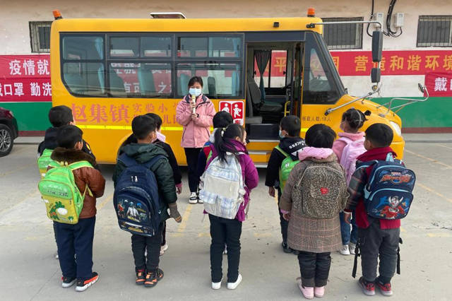 鄧州市趙集鎮實驗小學開展校車安全應急逃生演練活動/ 鄧州市趙集鎮實驗小學開展校車安全應急逃生演練活動