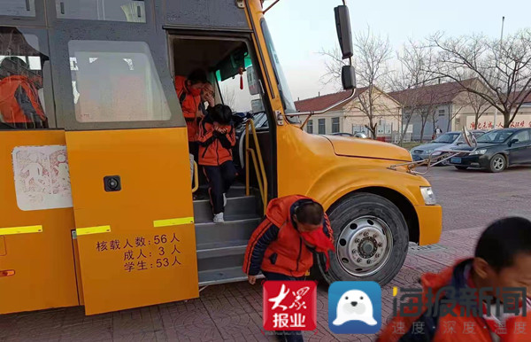 博興縣喬莊鎮(zhèn)中心學校舉行校車安全應急演練活動/ 博興縣喬莊鎮(zhèn)中心學校舉行校車安全應急演練活動