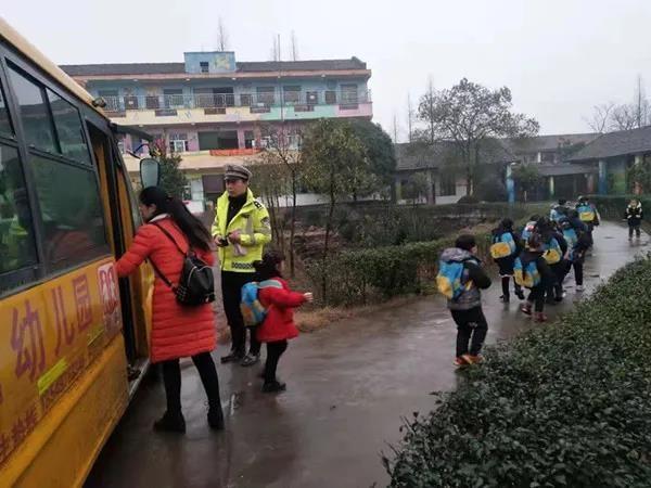 「百日攻堅」沅江開展校車安全執法大檢查 「百日攻堅」沅江開展校車安全執法大檢查