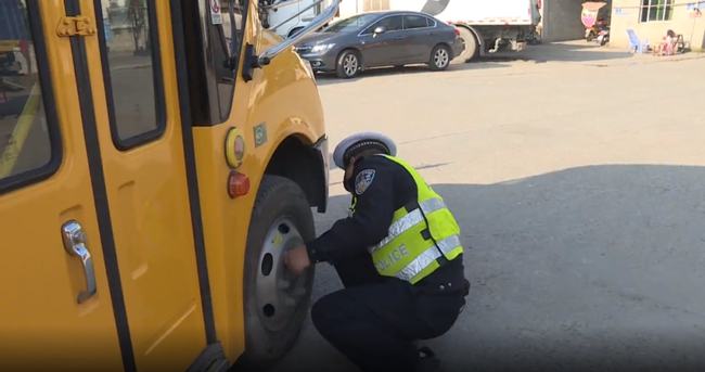 我縣開展冬季校車安全大檢查/ 我縣開展冬季校車安全大檢查