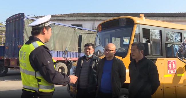 我縣開展冬季校車安全大檢查/ 我縣開展冬季校車安全大檢查