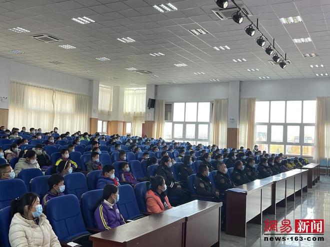 膠州溫馨校車應急演練走進學校 攜手共筑平安校園 膠州溫馨校車應急演練走進學校 攜手共筑平安校園