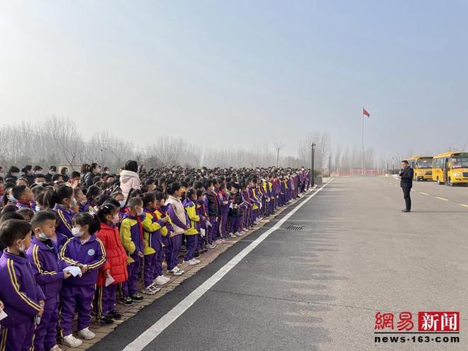 膠州溫馨校車應急演練走進學校 攜手共筑平安校園 膠州溫馨校車應急演練走進學校 攜手共筑平安校園