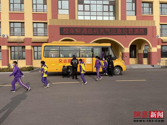 膠州溫馨校車應急演練走進學校 攜手共筑平安校園 膠州溫馨校車應急演練走進學校 攜手共筑平安校園
