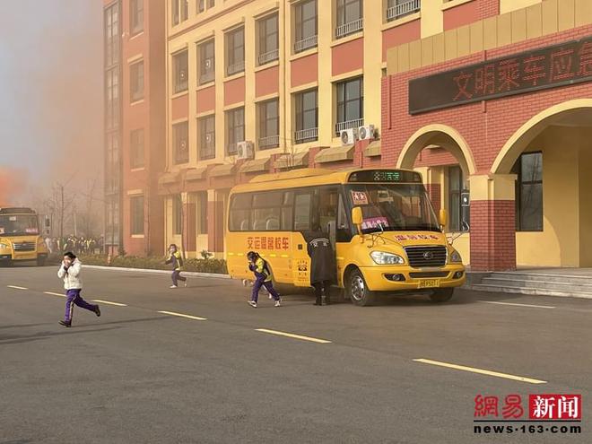 膠州溫馨校車應急演練走進學校 攜手共筑平安校園 膠州溫馨校車應急演練走進學校 攜手共筑平安校園