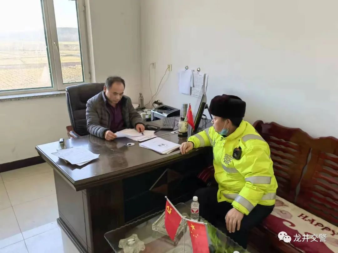 龍井交警大隊(duì)嚴(yán)把“三關(guān)“做好冬季校車管理工作 龍井交警大隊(duì)嚴(yán)把“三關(guān)“做好冬季校車管理工作