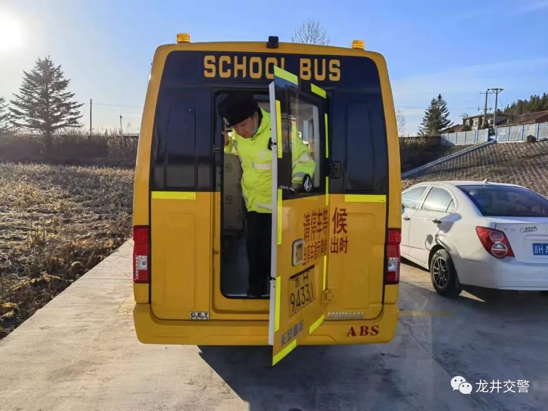 龍井交警大隊(duì)嚴(yán)把“三關(guān)“做好冬季校車管理工作 龍井交警大隊(duì)嚴(yán)把“三關(guān)“做好冬季校車管理工作