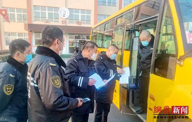 膠州:溫馨校車加密安全隱患排查頻次 確保冬季運營安全 膠州:溫馨校車加密安全隱患排查頻次 確保冬季運營安全