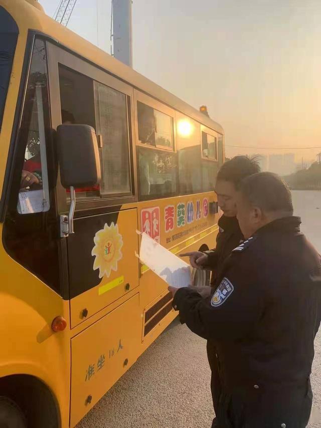 安全不是兒戲男子未取得校車駕駛資格開車上路被查