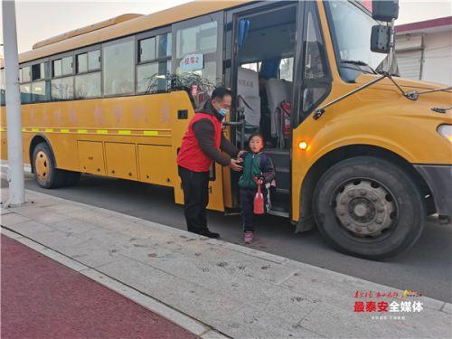 全市共配備校車373輛 服務(wù)學(xué)生近2.8萬人 全市共配備校車373輛 服務(wù)學(xué)生近2.8萬人