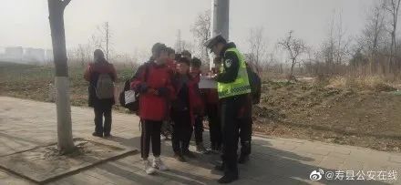 嚴查！壽縣交警查獲超員“黑校車” ！核載7人實載12人