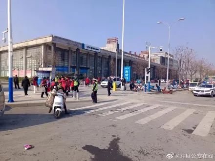 嚴查！壽縣交警查獲超員“黑校車” ！核載7人實載12人