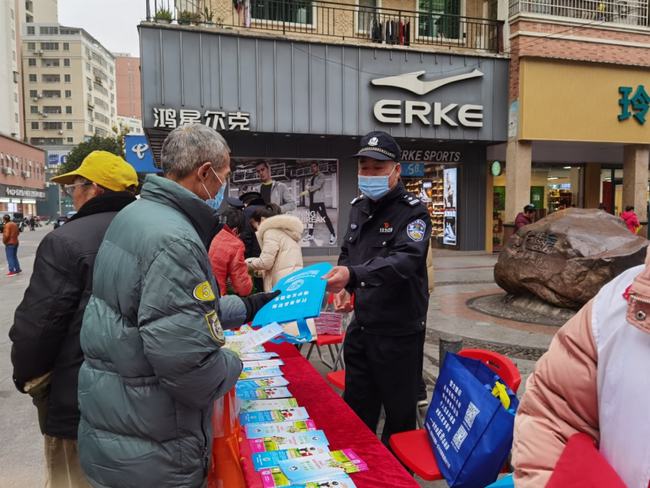 始興公安開(kāi)展校車(chē)司機(jī)防毒駕、全民共建無(wú)毒家園禁毒宣傳活動(dòng) 始興公安開(kāi)展校車(chē)司機(jī)防毒駕、全民共建無(wú)毒家園禁毒宣傳活動(dòng)