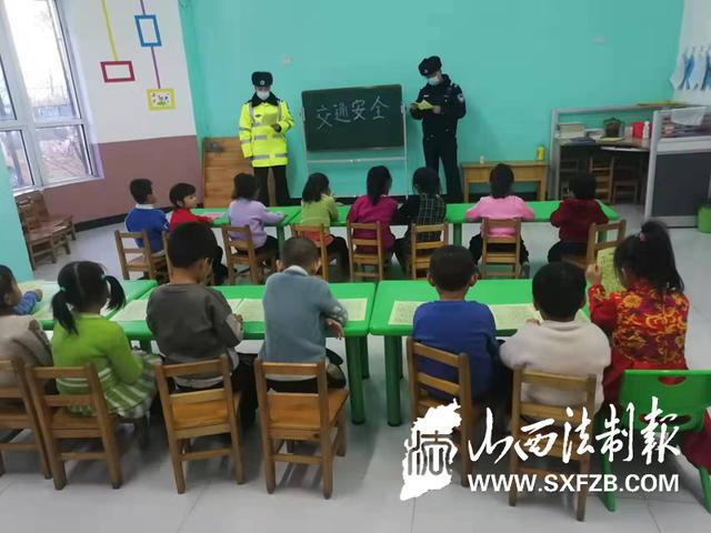 渾源交警進農村對“一老一小”開展宣傳活動 渾源交警進農村對“一老一小”開展宣傳活動