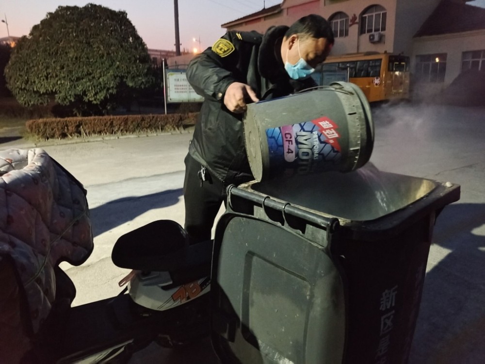 路遇垃圾桶著火,黃島校車司機勇撲救 路遇垃圾桶著火,黃島校車司機勇撲救