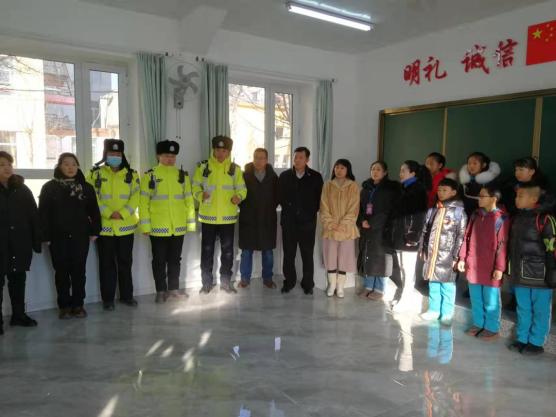 “你好警察節” 四平鐵西交警寒假前聯合多部門開展校車應急演練活動