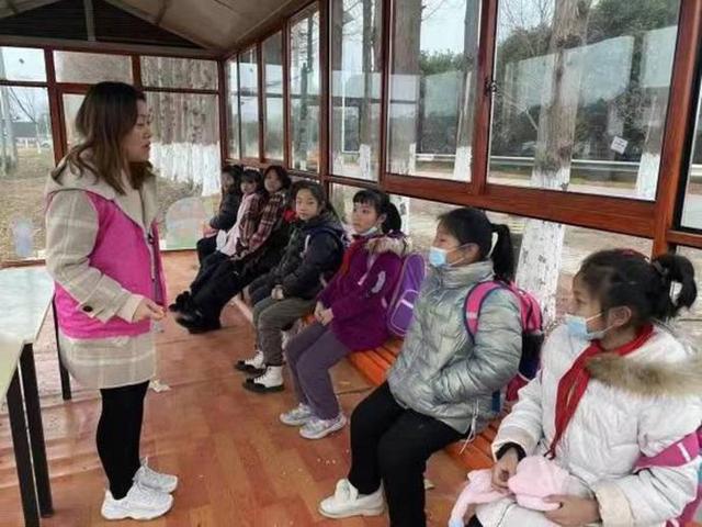 東西湖：校車接送點升級為“候車室”這個細節好暖心