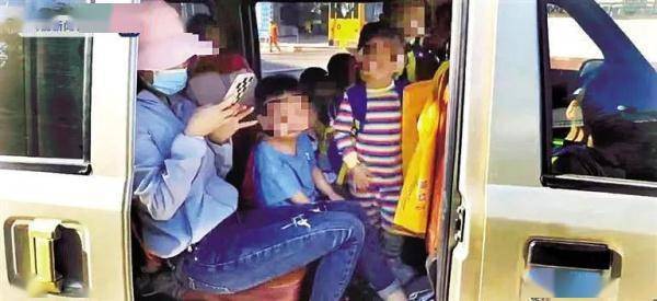 7座“黑校車”竟擠進(jìn)18名幼兒 海南一司機(jī)被罰