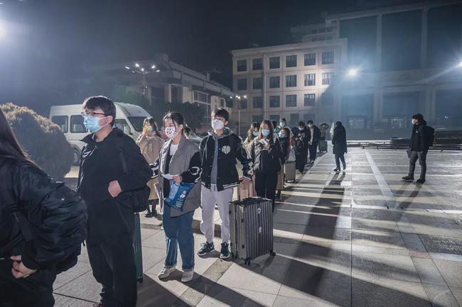 西安思源學院溫情校車助學子安全返鄉回家團圓/ 西安思源學院溫情校車助學子安全返鄉回家團圓