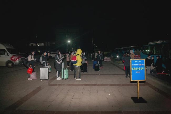 西安思源學院溫情校車助學子安全返鄉回家團圓/ 西安思源學院溫情校車助學子安全返鄉回家團圓