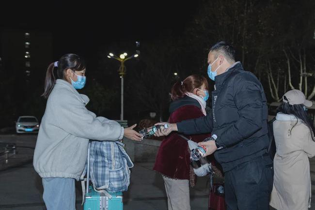 西安思源學院溫情校車助學子安全返鄉回家團圓/ 西安思源學院溫情校車助學子安全返鄉回家團圓