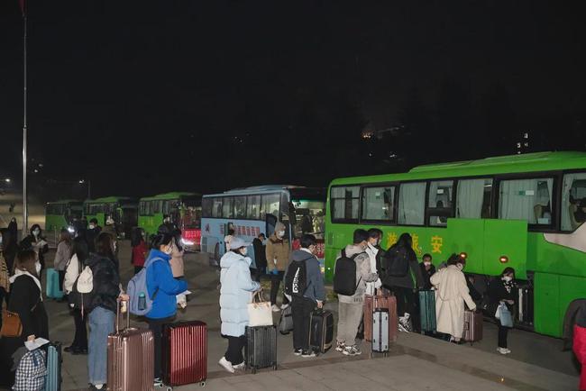 西安思源學院溫情校車助學子安全返鄉回家團圓/ 西安思源學院溫情校車助學子安全返鄉回家團圓