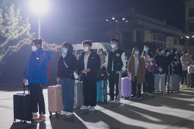 西安思源學院溫情校車助學子安全返鄉回家團圓/ 西安思源學院溫情校車助學子安全返鄉回家團圓