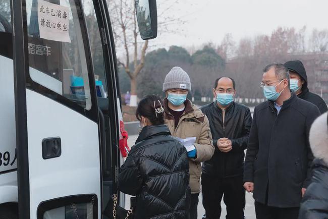 西安思源學院溫情校車助學子安全返鄉回家團圓/ 西安思源學院溫情校車助學子安全返鄉回家團圓