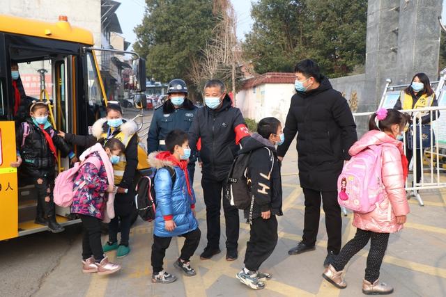 安徽懷寧：安全校車行千里